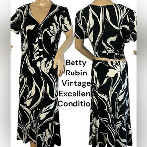 skirt & blouse,matching,ruffle,stretchy, artsy,large floral,quality,timeless.EC